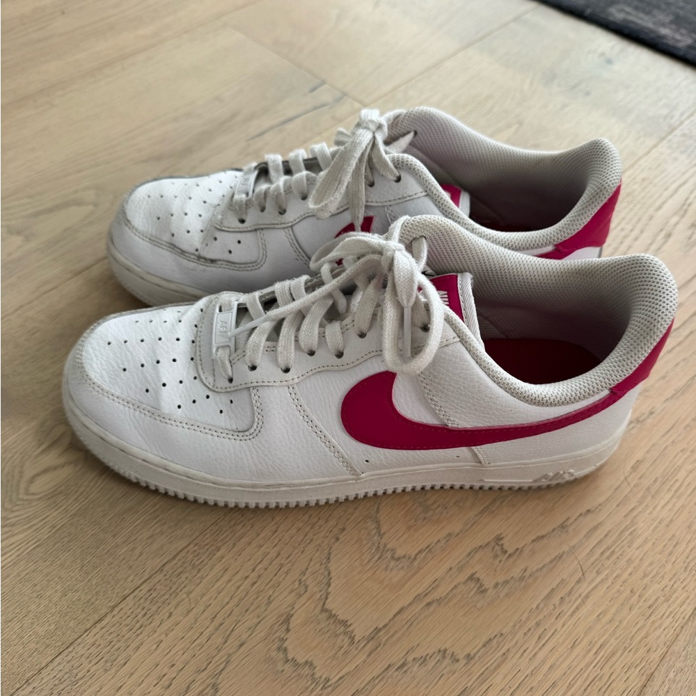 Nike Air Force 1 leather sneaker with pink logo